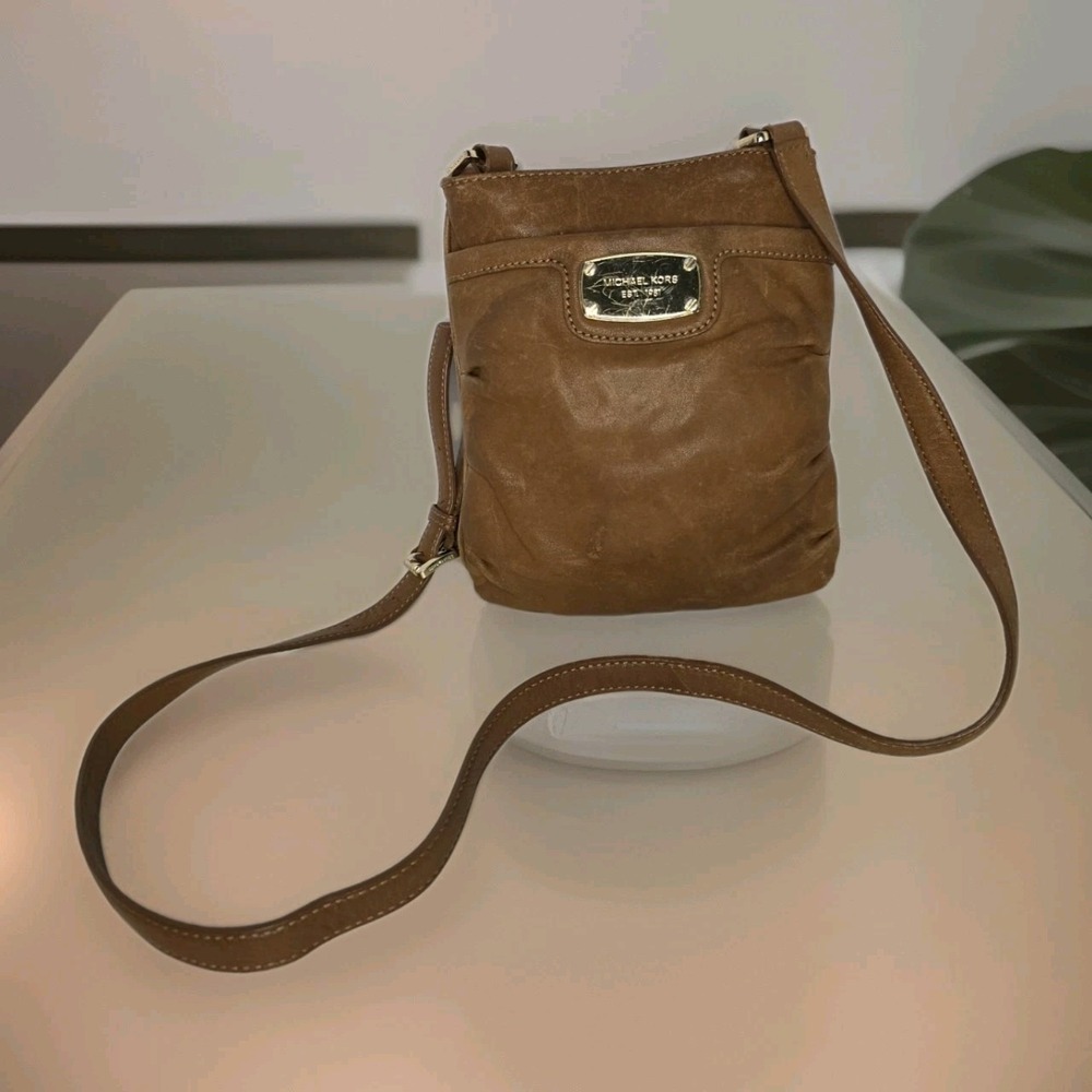 Michael Kors Brown Leather Pleated Crossbody Bag Gold Logo Messenger - Picture 2 of 14